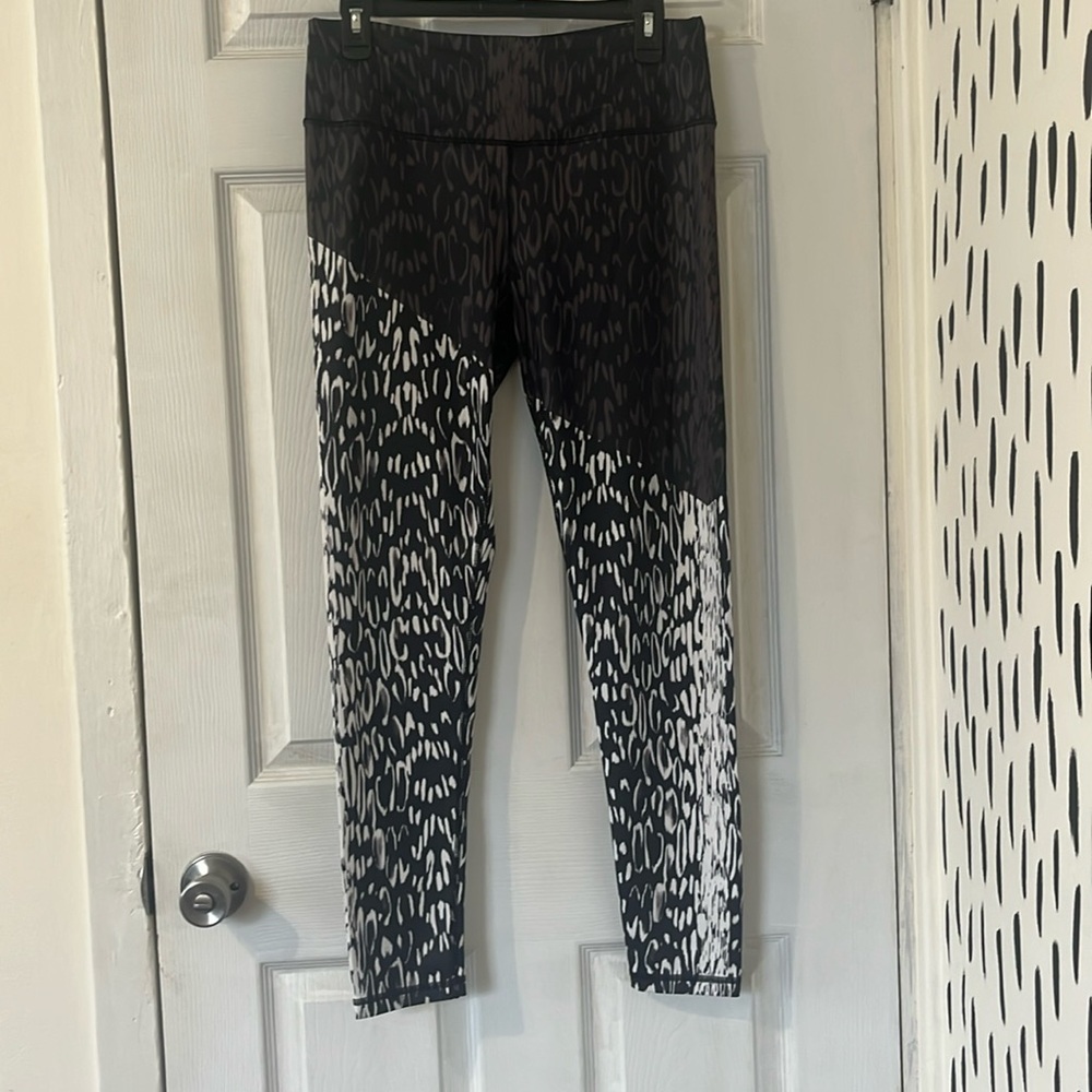 Victoria’s Secret Sport Leggings. Knockout size Large.